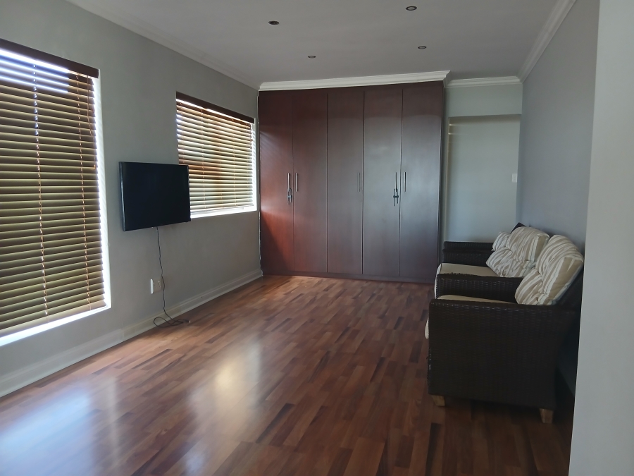 To Let 4 Bedroom Property for Rent in Wavecrest Eastern Cape